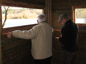 Fotografía de voluntarios no observatorio da lagoa de Sobrado